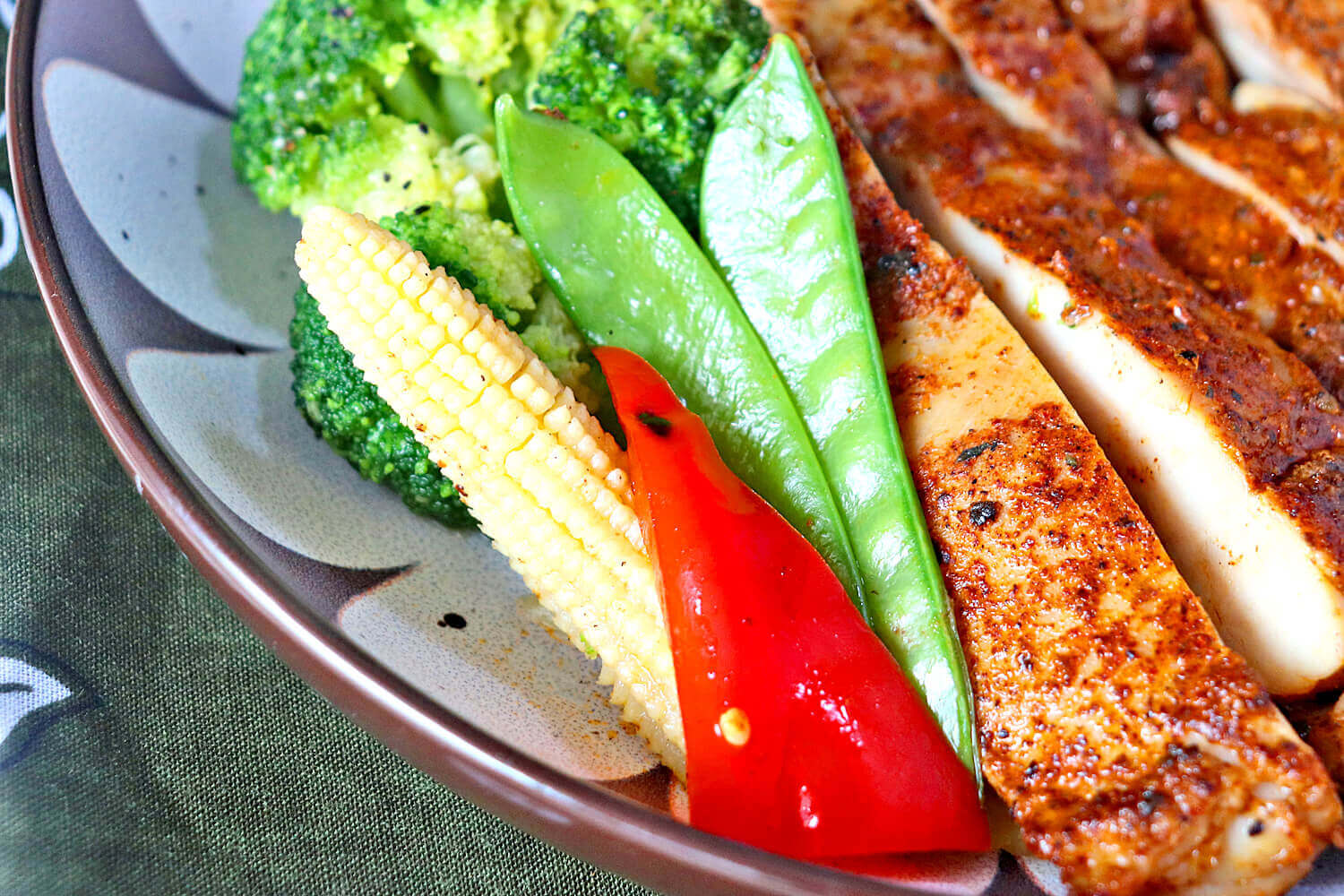 筋肉食堂DELI お弁当 皮なし鶏もも肉ケイジャンスパイス 焼き野菜