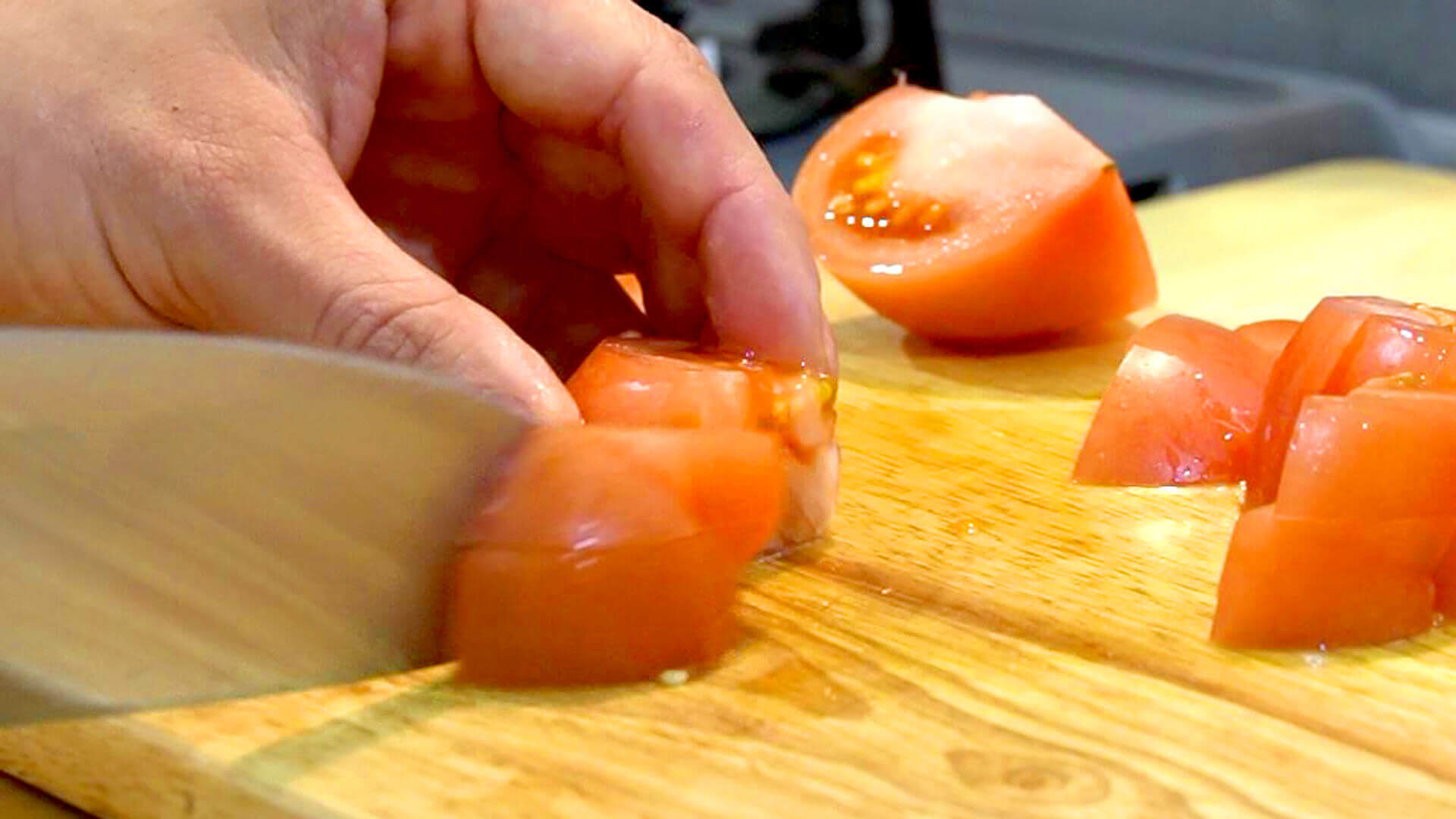トマトを2cm角に切る