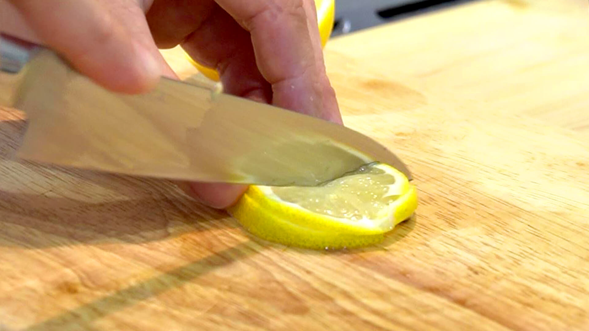 レモンは2枚を輪切りにして4等分に切る