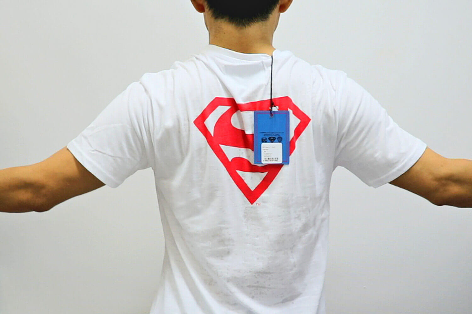 マイプロテイン スーパーマン コラボボックス Tシャツ 試着 後ろ