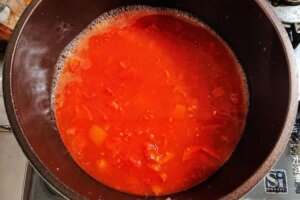 水、カットトマト缶を煮立たせる