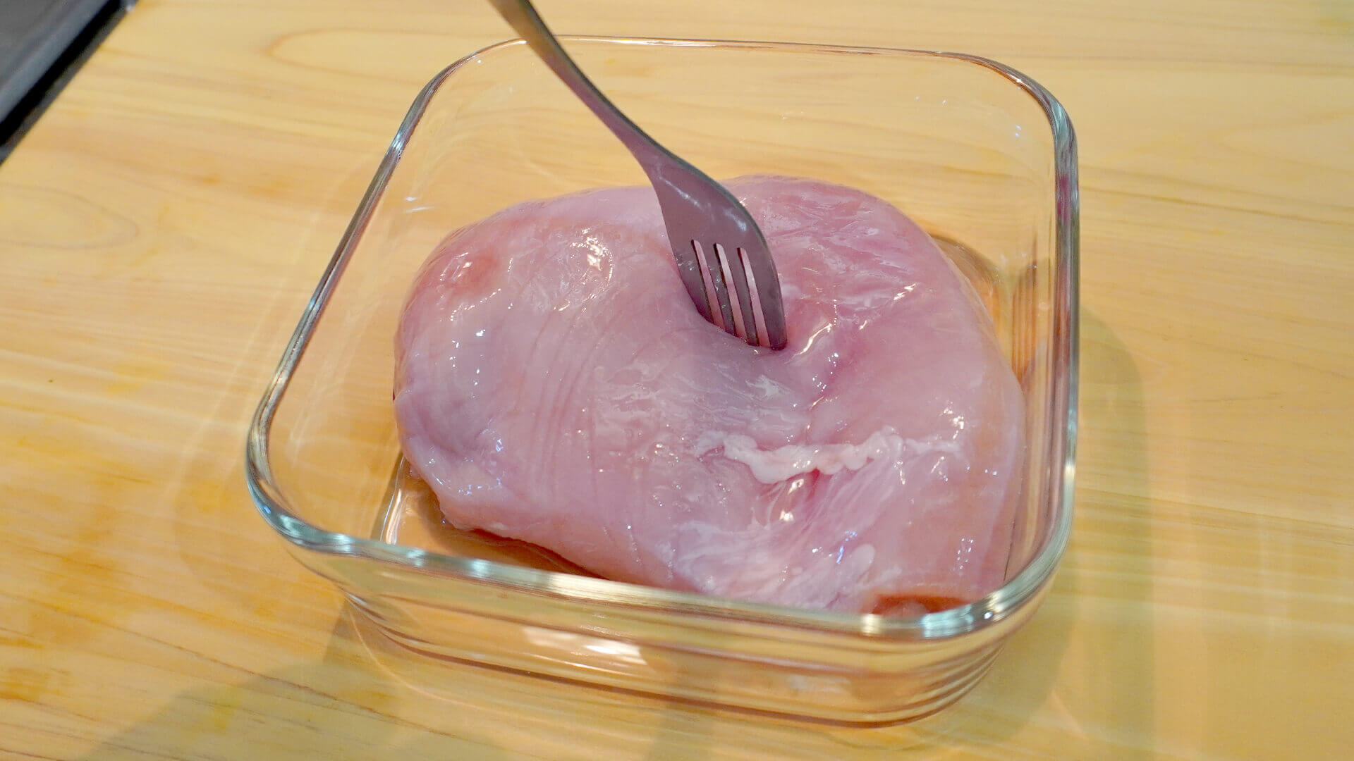 鶏むね肉にフォークで穴を開ける
