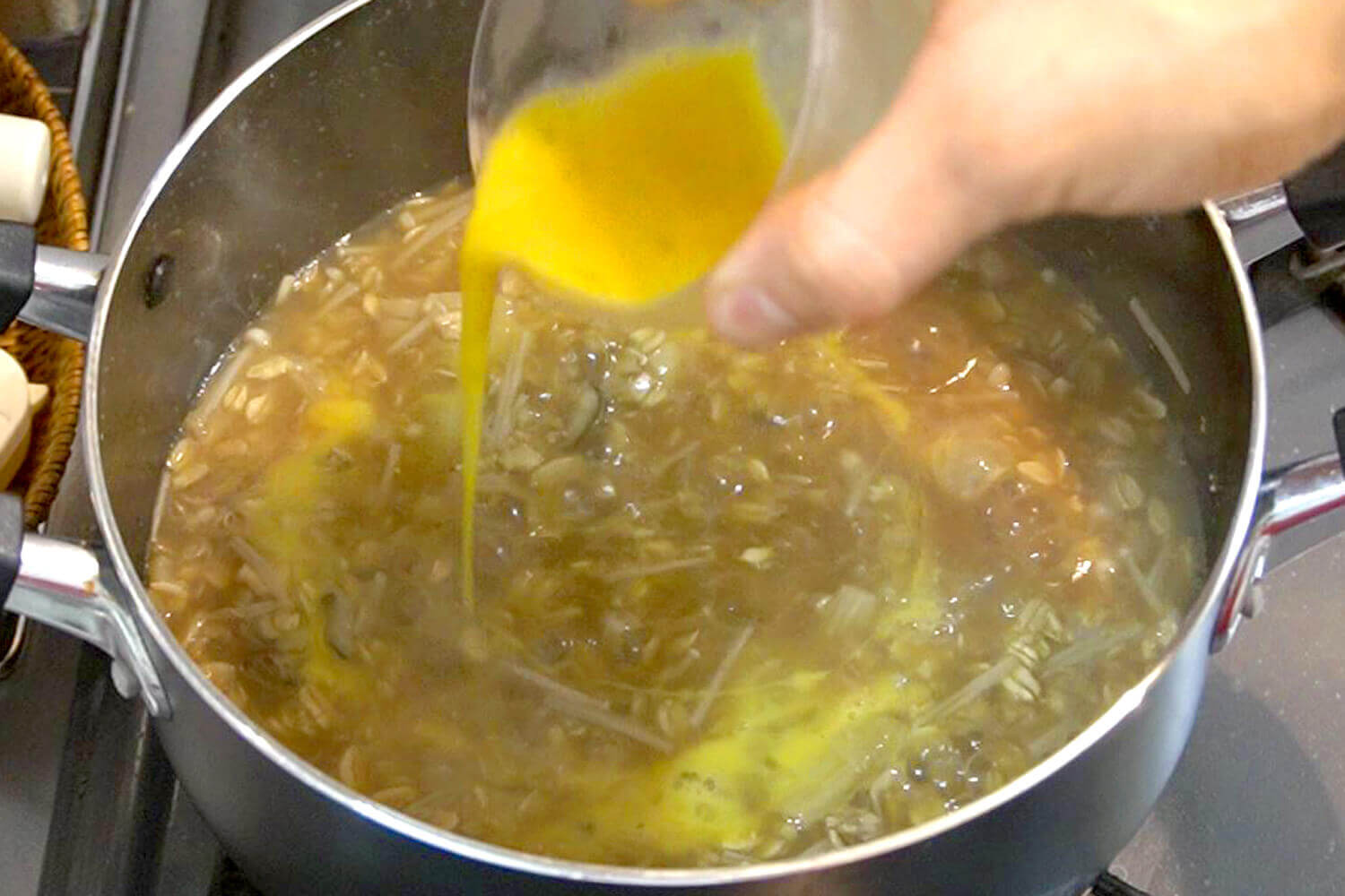 オートミール（またはごはん）、しょうゆ、溶き卵を加えて煮る