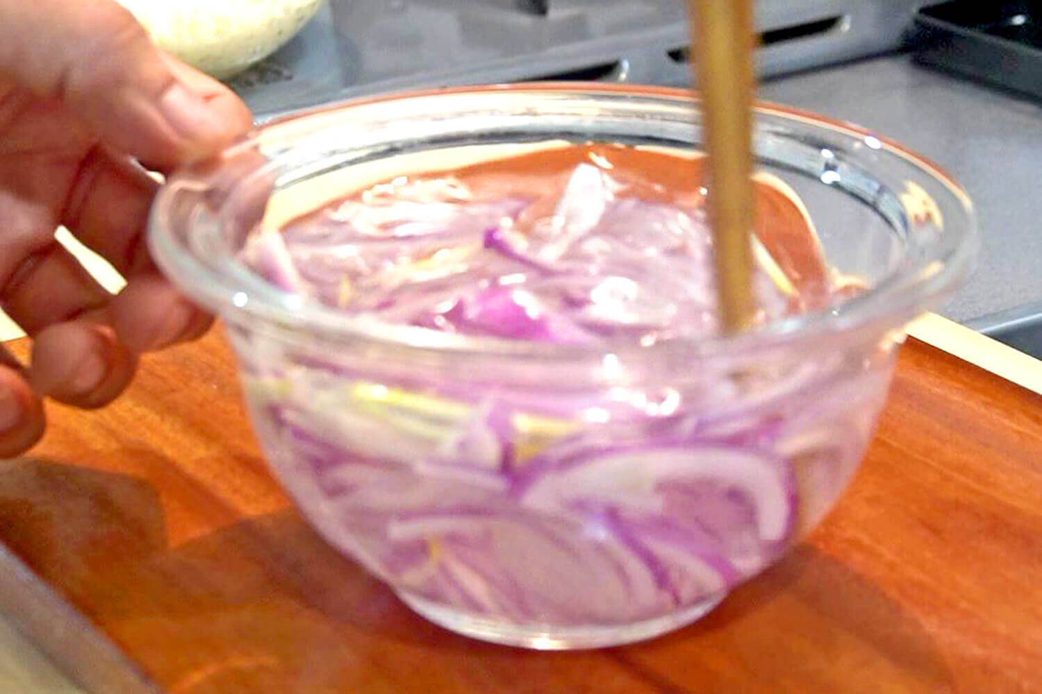 紫玉ねぎを水にさらして水気を切る