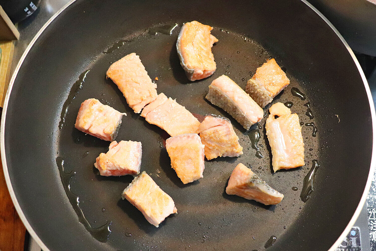 鮭を焼く