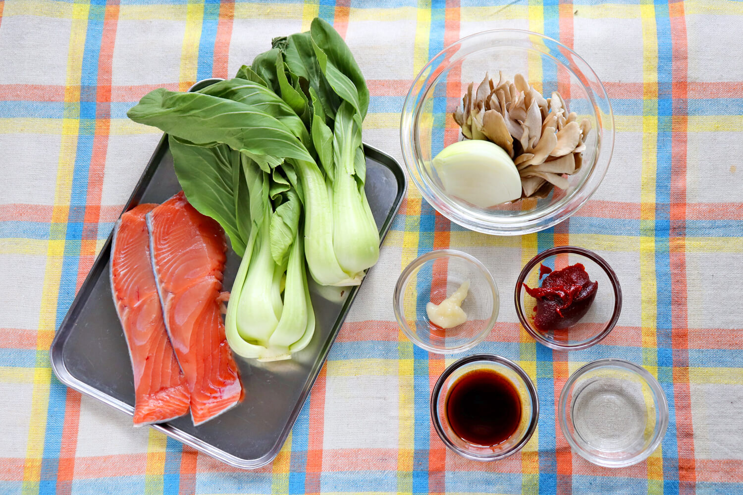 鮭とチンゲン菜のヤンニョム炒め 材料
