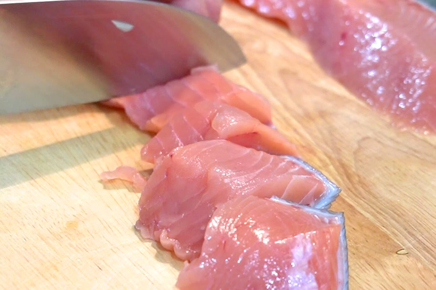 鮭を切る