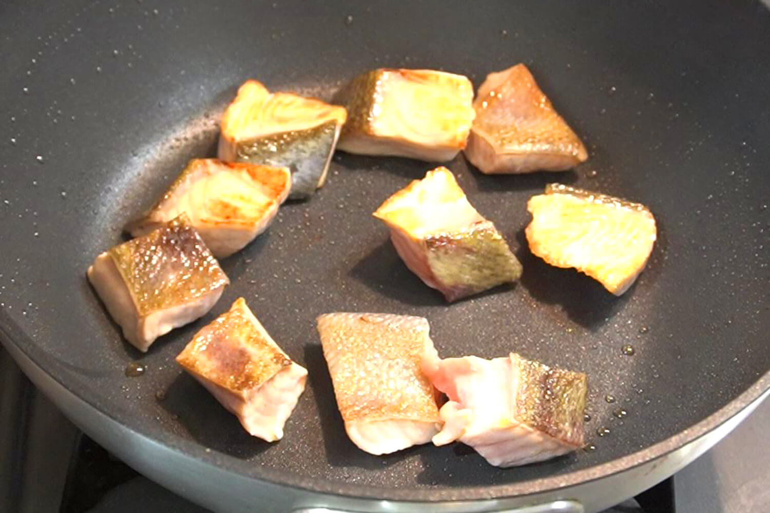 鮭を炒める