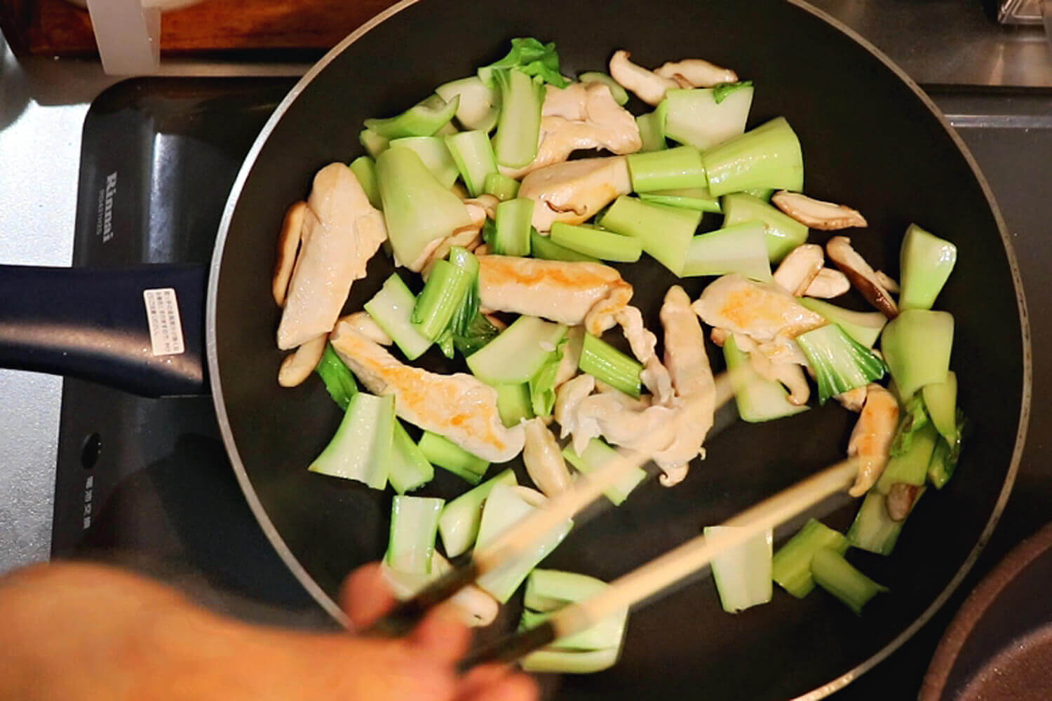 チンゲン菜の茎、しいたけを加え炒める