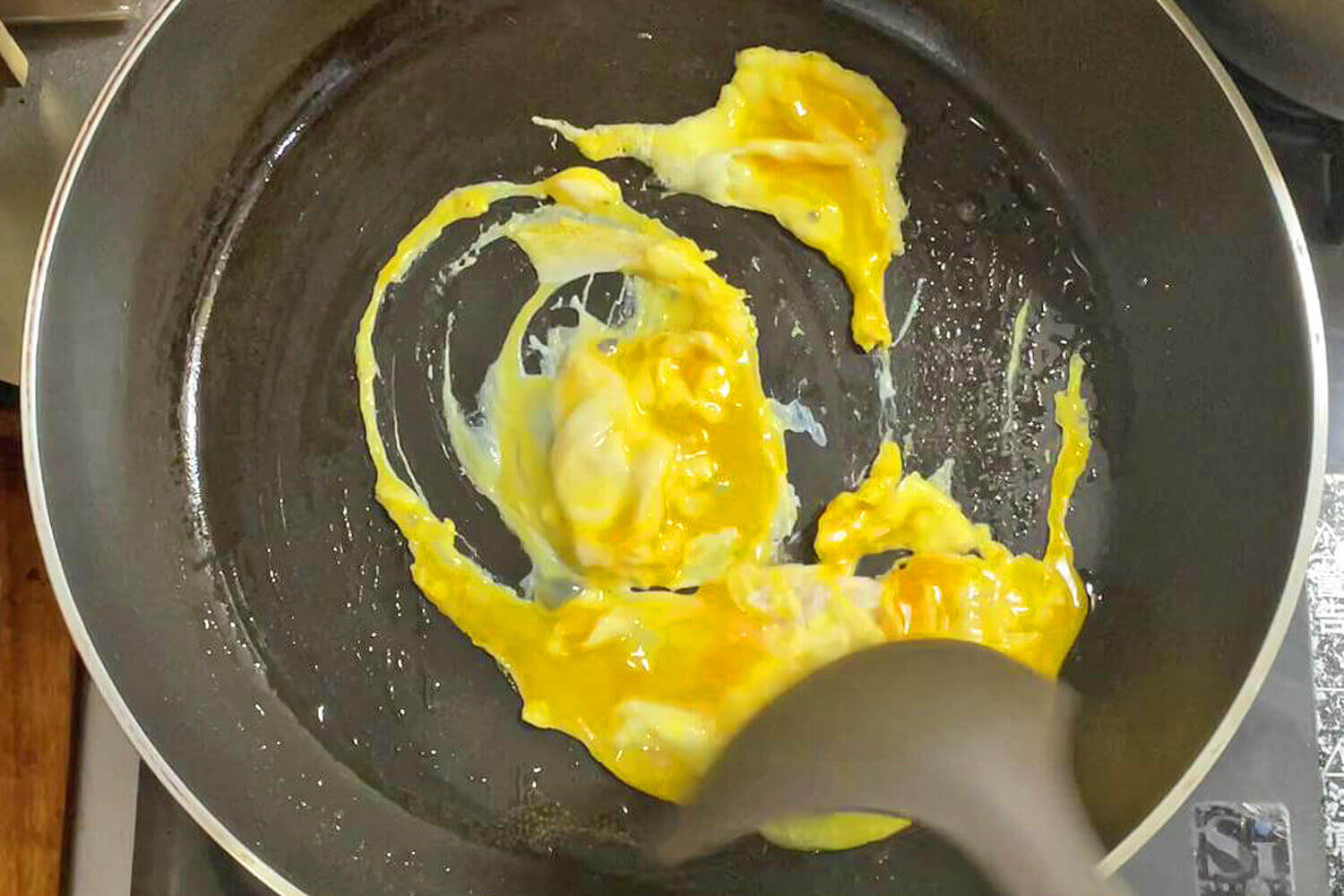 溶き卵を炒める