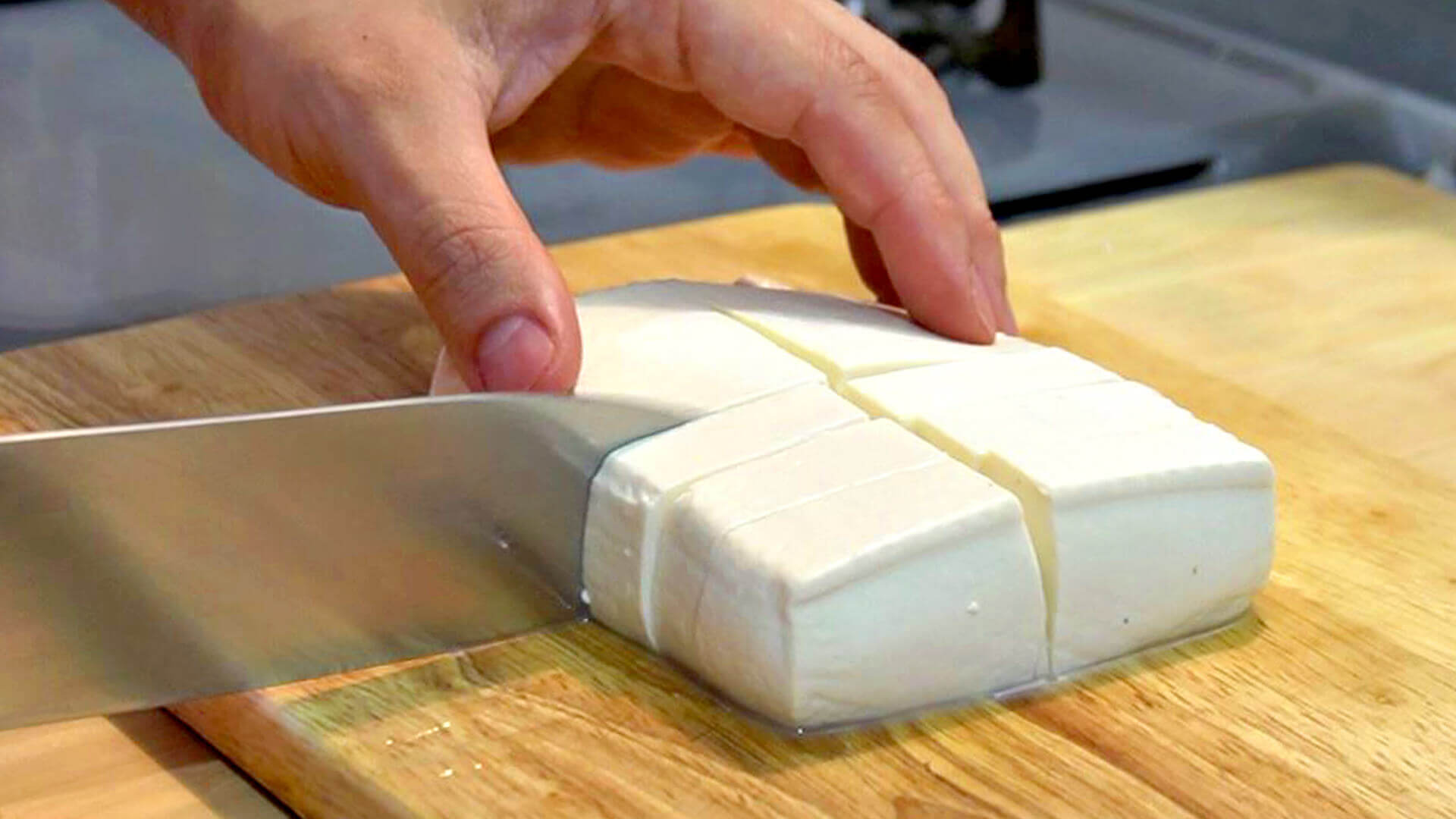 絹ごし豆腐は縦半分に切り、さらに1.5cm幅に切る