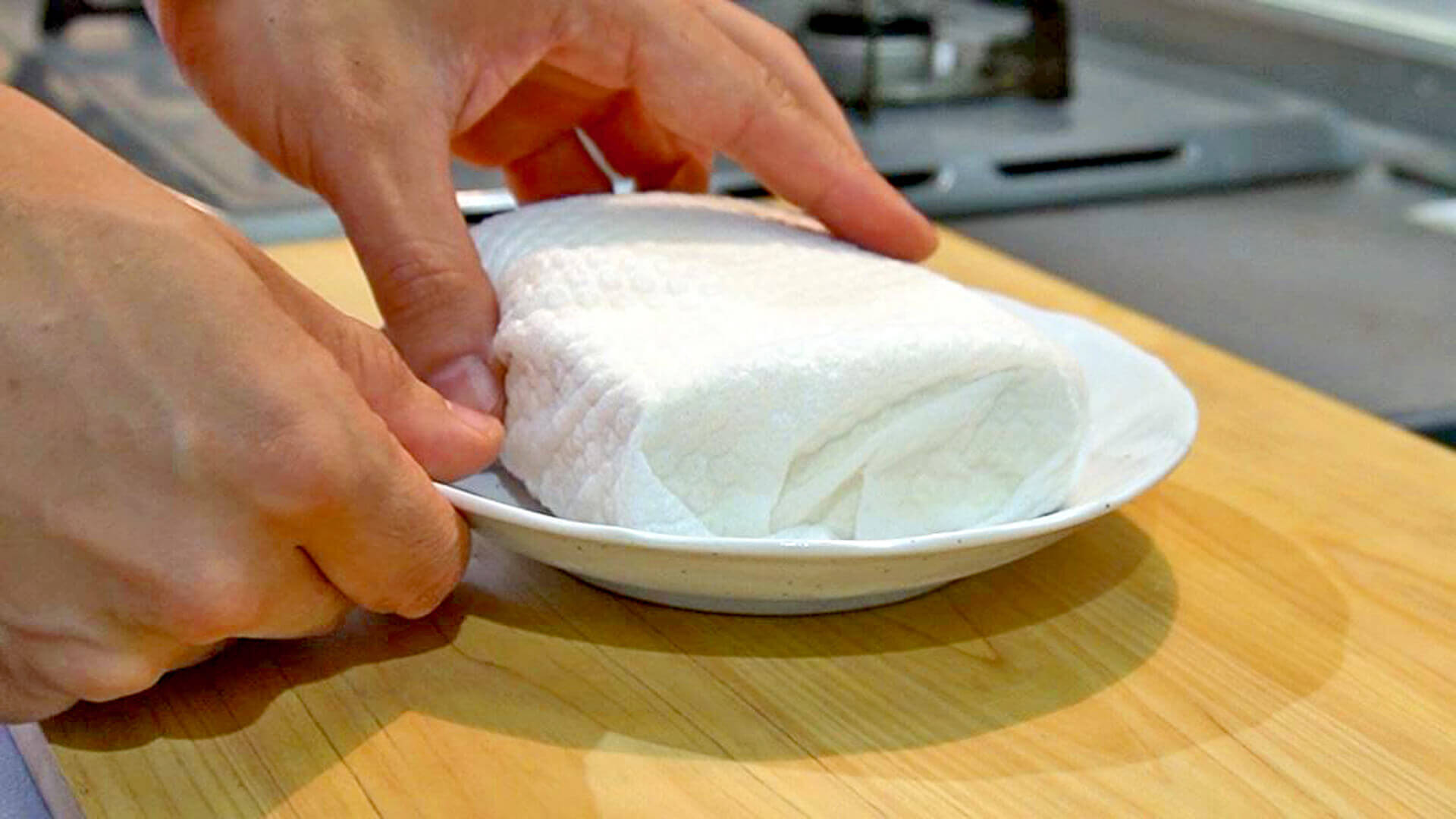 絹ごし豆腐はキッチンペーパーに包んでレンジで加熱し水切りする