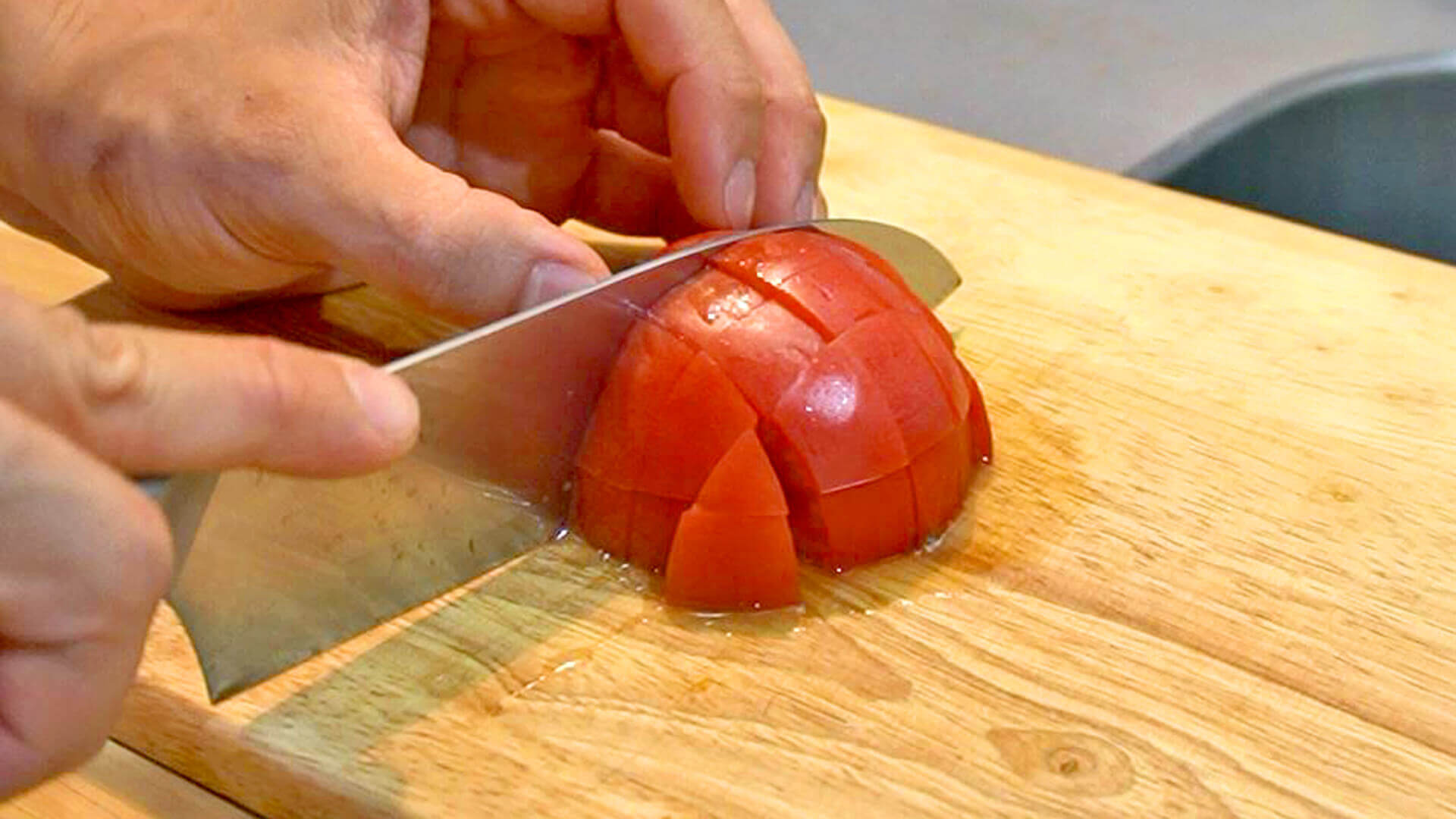 トマトは1cm角に切る