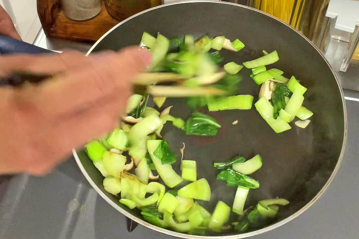 チンゲン菜の葉、しいたけを炒める