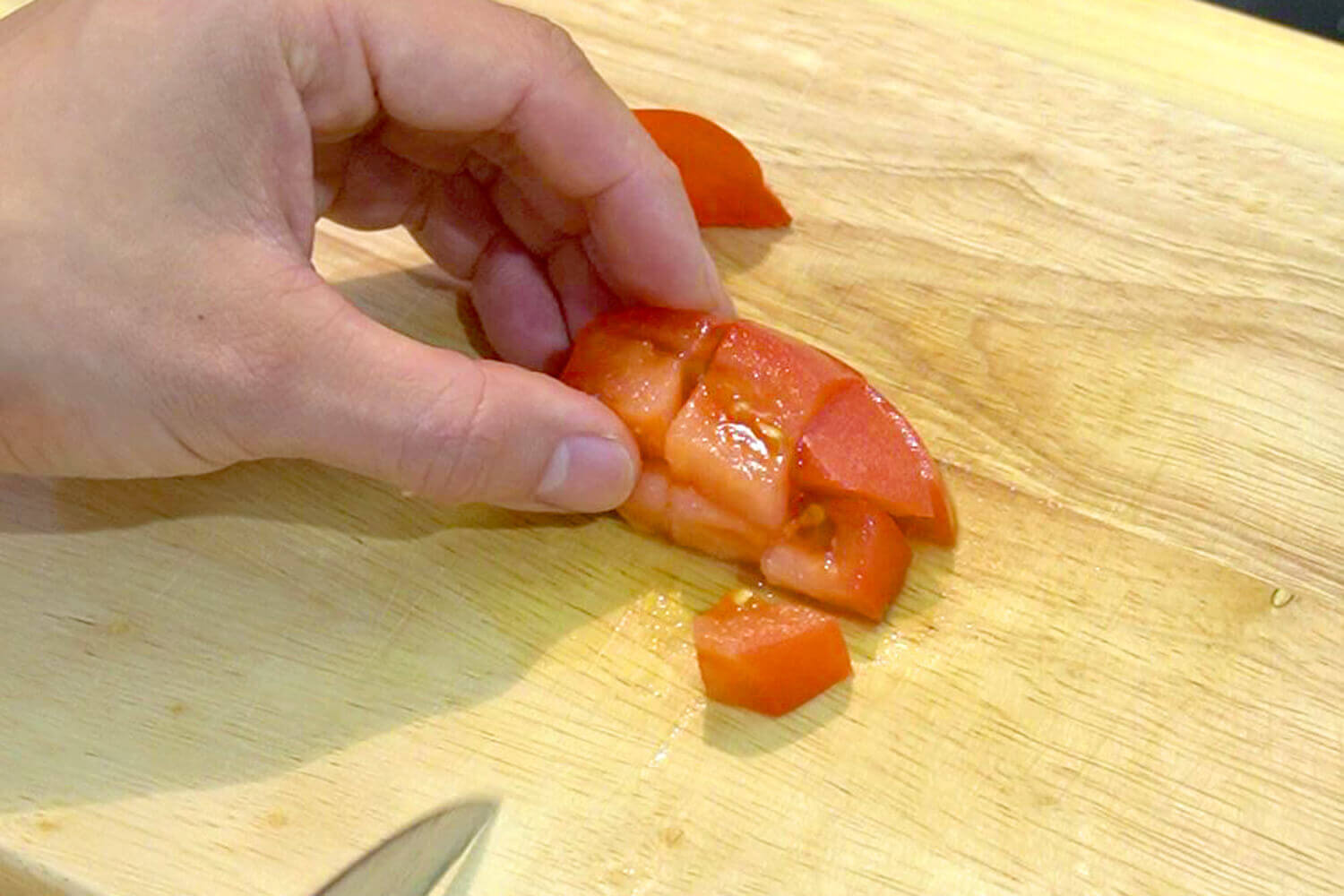 トマトを1.5cm角に切る