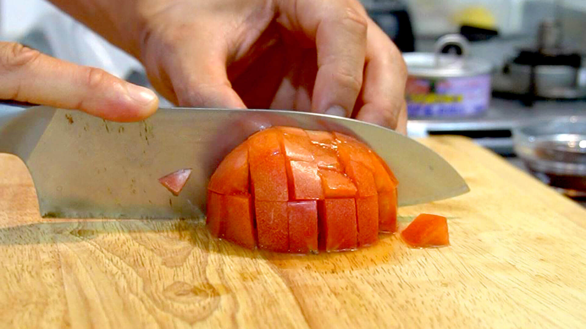 トマトは1cm角に切る
