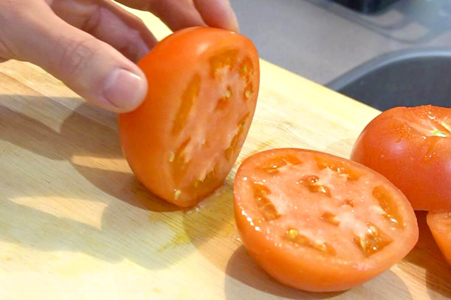 トマトはヘタを取り横半分に切る