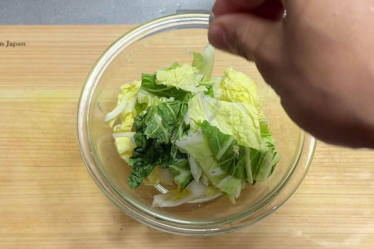 白菜に塩を揉み込む