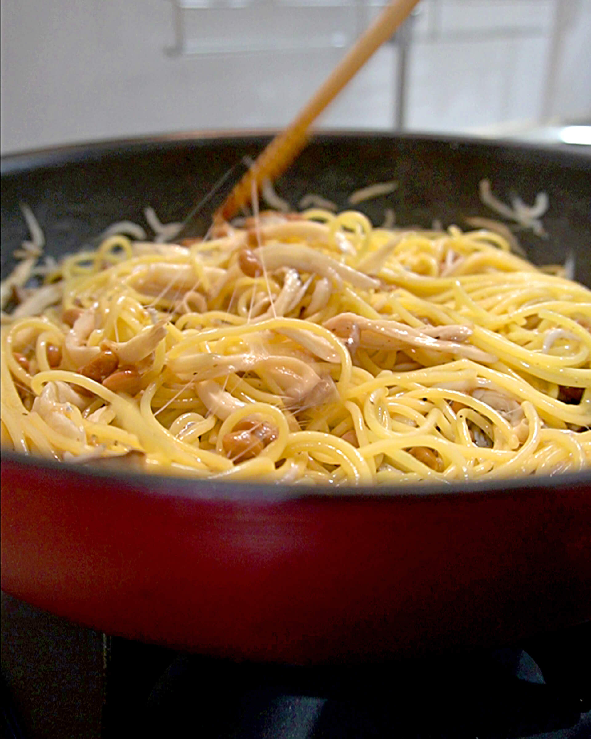 スパゲッティ、具材、調味料を加えて混ぜ炒める